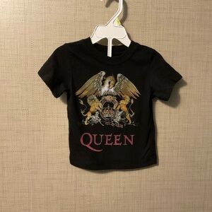 Que Black Graphic Kids Tee